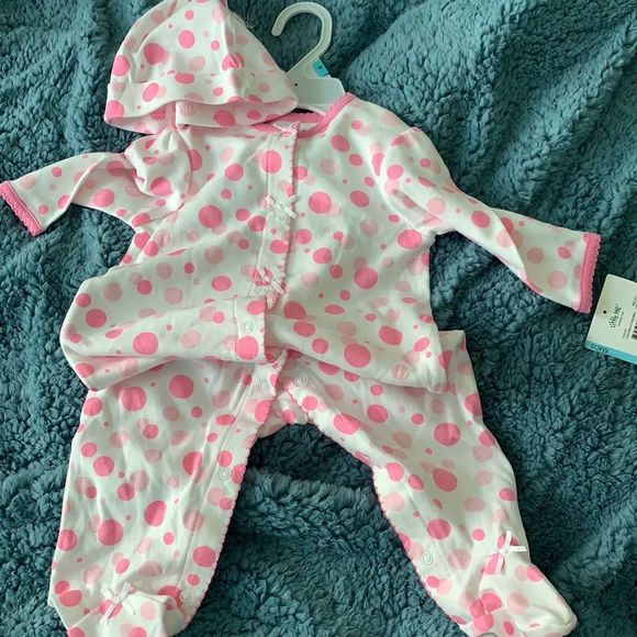 Pretty Pink/White Polka Dot 6M Onesie with Cap - Picture 4 of 9